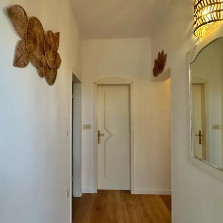 Nada ゲストハウス ロヴラン